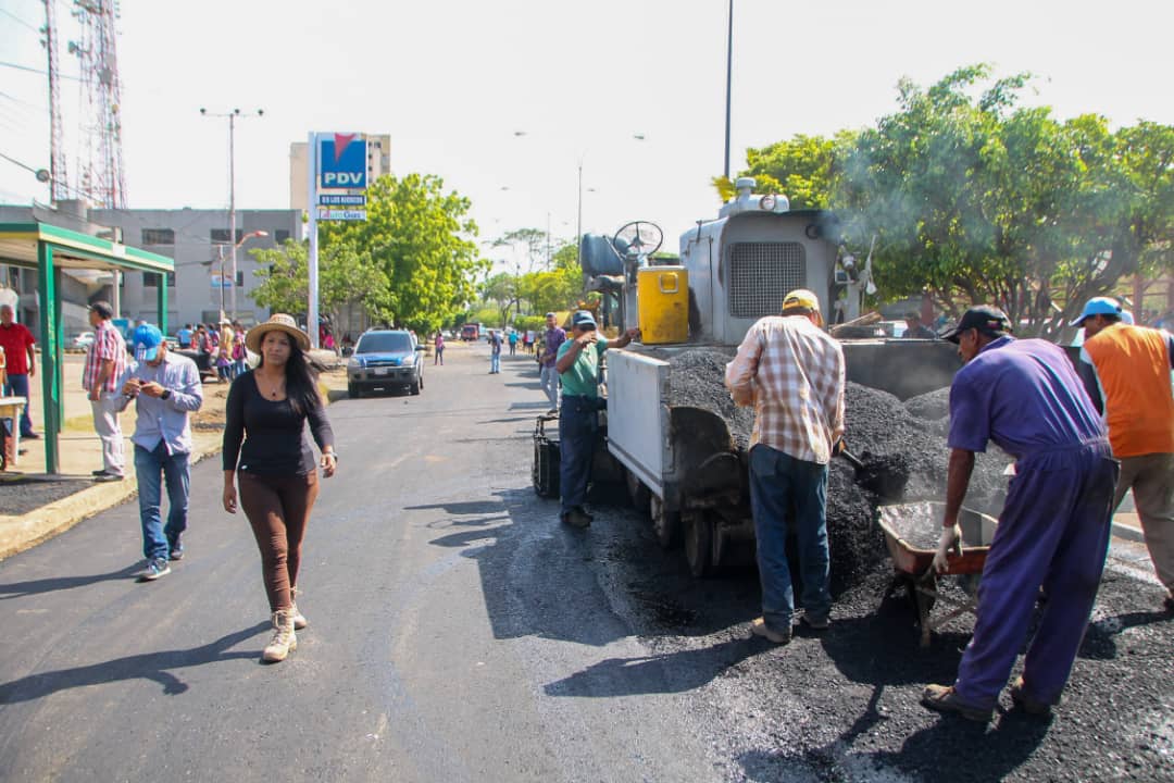 Herminia_kayapa's tweet photo. El equipo municipal sigue acompañando el esfuerzo de recuperar la avenida Municipal de #PuertoLaCruz. En esta esta oportunidad estamos aplicando otras 160 toneladas de asfalto, en la intersección frente a la estación de servicio Los Kioscos, hasta la calle Venezuela. https://t.co/oZdkmFc4Gr