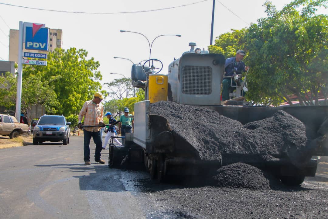 Herminia_kayapa's tweet photo. El equipo municipal sigue acompañando el esfuerzo de recuperar la avenida Municipal de #PuertoLaCruz. En esta esta oportunidad estamos aplicando otras 160 toneladas de asfalto, en la intersección frente a la estación de servicio Los Kioscos, hasta la calle Venezuela. https://t.co/oZdkmFc4Gr