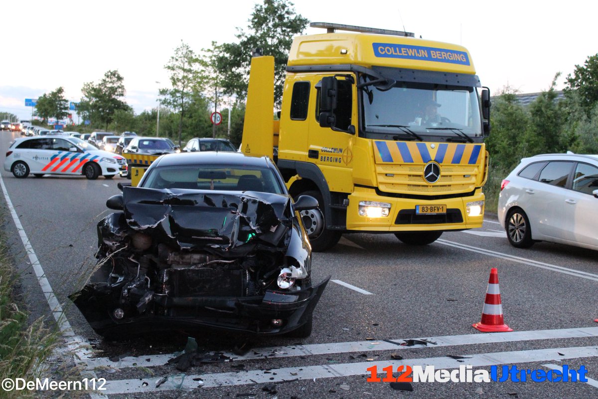 Op de Haarrijnse Rading in Vleuten heeft een flinke kopstaart aanrijding plaatsgevonden. De schade aan beide voertuigen is door de klap groot. Een ambulance was ter plekke om inzittende te controleren. <a href="/CollewijnGroep/">Collewijn Groep</a> heeft de voertuigen afgesleept #vleuten #utrecht <a href="/Demeern112/">Demeern112</a>