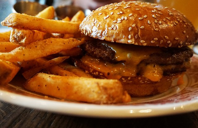 #Chicago: If you're looking to celebrate #NationalBurgerDay, check out <a href="/CorridorChicago/">Corridor Brewery</a> bit.ly/2T8k1E4