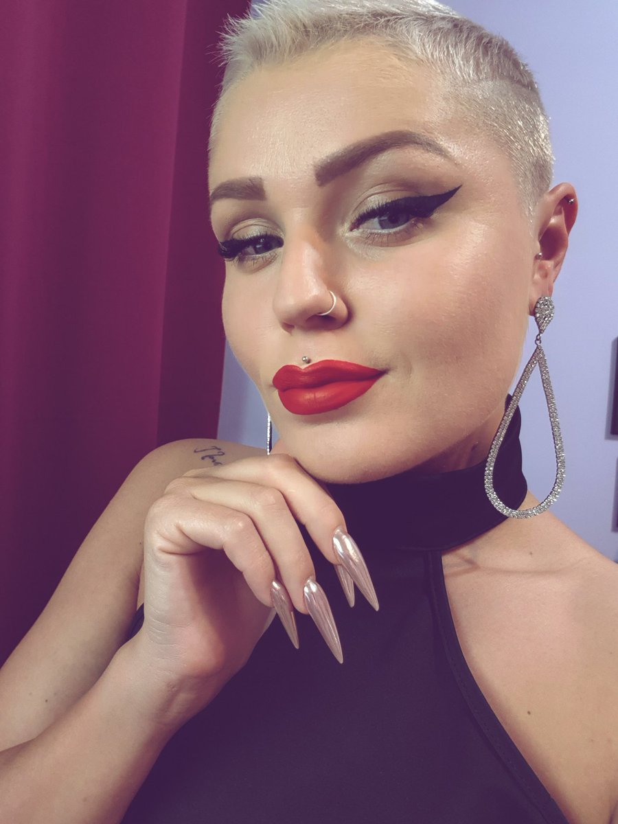 YourIcedQueen's tweet photo. I am #online now on @camcontacts 
#newhaircut
#longclaws
#classylady https://t.co/C6K1mUJe5V