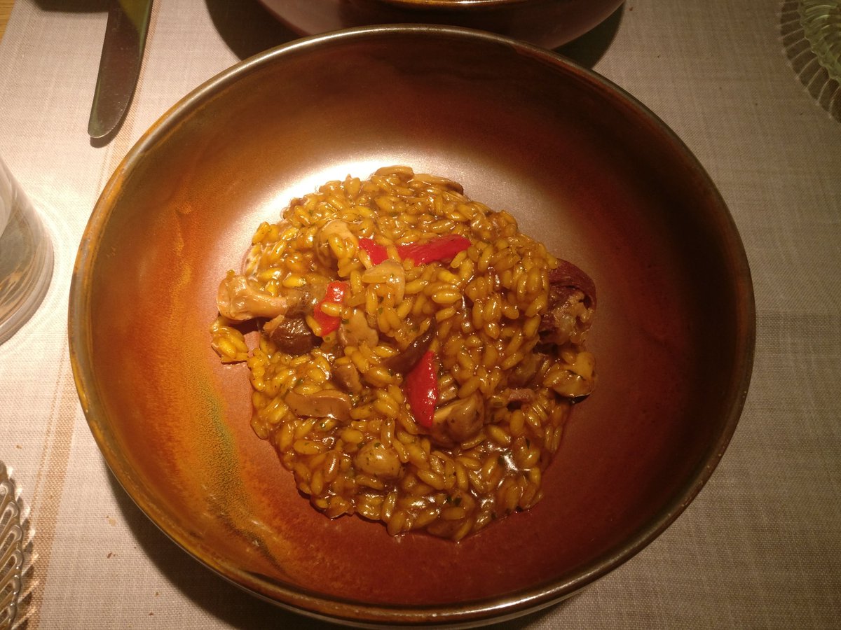 borfdez's tweet image. No me cansaré de volver a @R_BienAparecida, uno de los mejores restaurantes de Madrid. La purrusalda, un clásico de la casa, la mejor que he comido nunca. Y ese arroz con pollo de corral, sublime. Gracias como siempre @_JMdeDios, por tu enorme talento y cercanía.