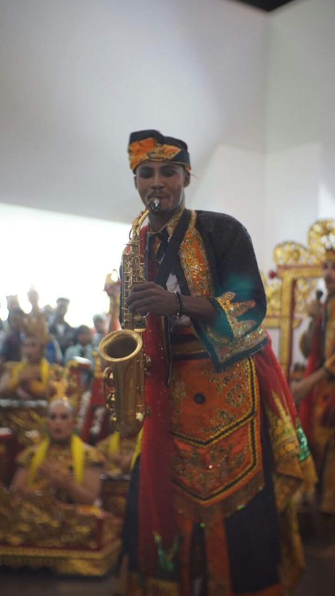 Junior Toffi, penerima Beasiswa Seni & Budaya Indonesia dari @Kemlu_RI 2018, belajar di Sanggar Sayu Gringsing, Banyuwangi. Junior mempromosikan Indonesia di Benin negara asalnya dg mendirikan Cultural Center yg diberi nama BANYUWANGI. Salam Diplomasi ! #IniDiplomasi 
#BSBI2018