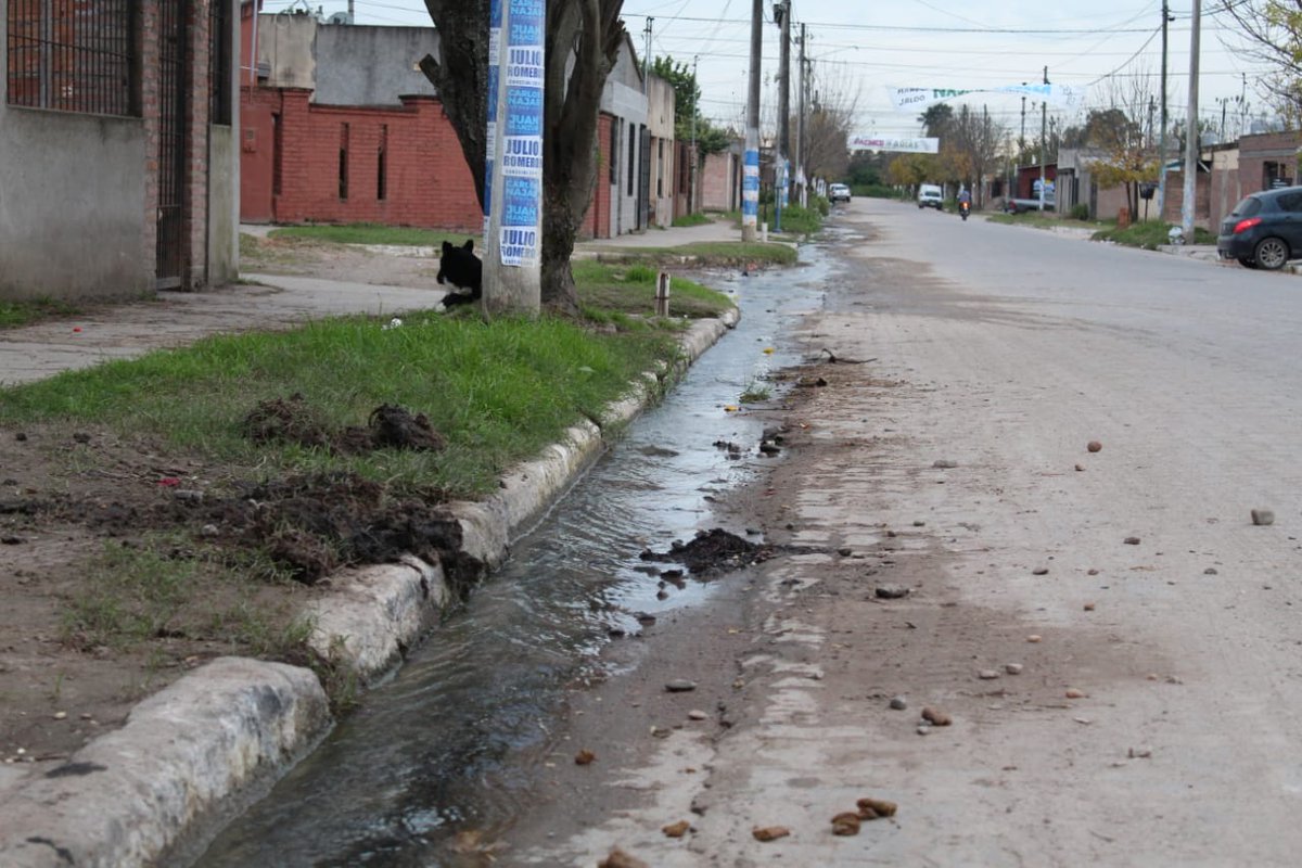 JoseMPazOk's tweet photo. Además, se quejan de las pérdidas de agua potable que hay en la zona. "Es una pena que en algunos lados estén llenando baldes para poder tener agua y aquí corren ríos de agua por las calles", nos dijeron. https://t.co/WO8ixeiGaL