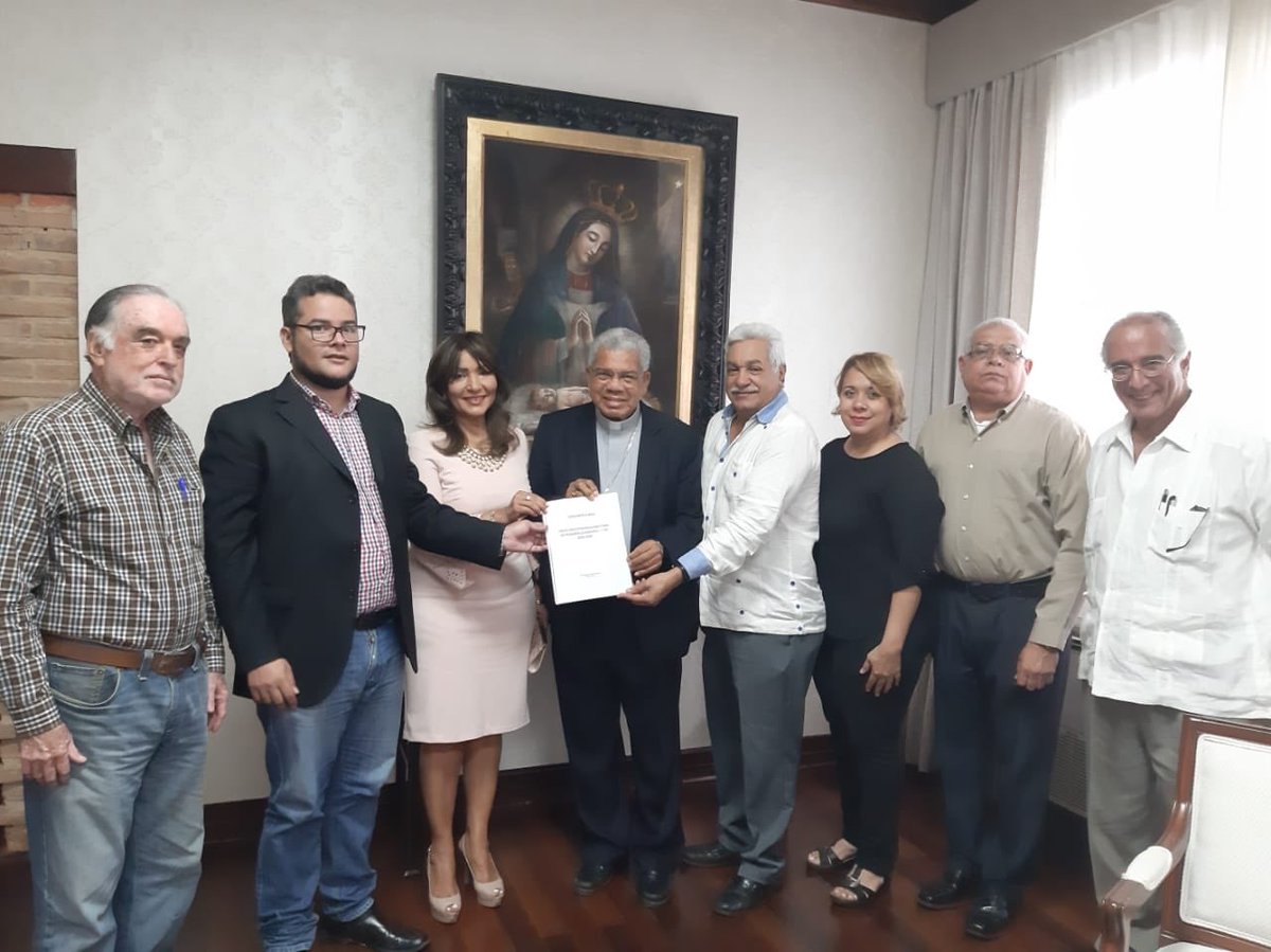 GeaVasquez's tweet photo. Agradecemos al Arzobispo de Santo Domingo, Ozoria, por recibir la comisión de confenagro en el día de hoy al entregarle nuestro Plan Base, de Desarrollo decenal del sector agropecuario. Gracias por sus finas atenciones!! https://t.co/ILbGZOY9za