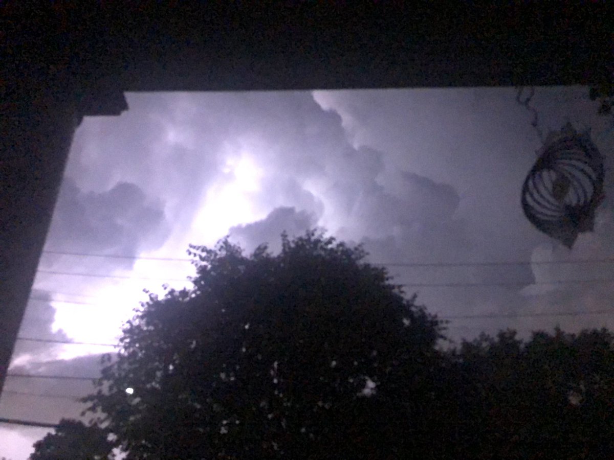 jj5366's tweet photo. #TORNADOWARNING #TornadoWatch #lightning @FoxNews @weatherchannel @njdotcom @CityofRahway https://t.co/GGWiE6sCwW