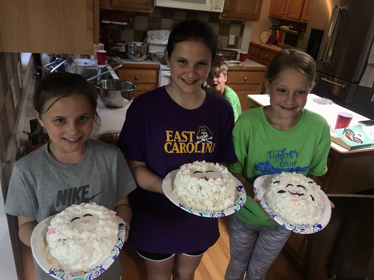 MrsWaltersTDES's tweet photo. Dinner and cake decorating with the fifth grade team! @MrsTownsend_ @mrsellisteach @MrsBestTweets @TimberDriveES #HearUsHOWL #howlabrationsilentauction https://t.co/FvvAeXKoPf