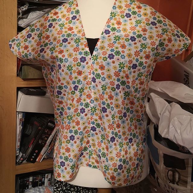 wrapitwithgill's tweet photo. Actually a little bit in love with this... I decided not to gather the shoulders... #memade #floral #newtechniques #fave #newtop #summerishere #summer #itfits #purlsohopatterntutorial #purlsoho #freepattern https://t.co/spuFFMUCYN https://t.co/sDaUqt5pbv