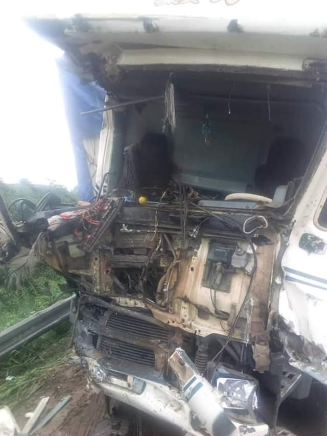 infoduZanzan's tweet photo. Un minicar assurant la liaison entre #Transua et #Abidjan est entré en collision avec un camion hier lundi 27 mai, à N'Dotré (Abidjan). Au moins 2 morts et des blessés. Un mauvais doublement au moment où tombait la #pluie serait à l'origine de cet #accident. https://t.co/wXgxh0xQzw