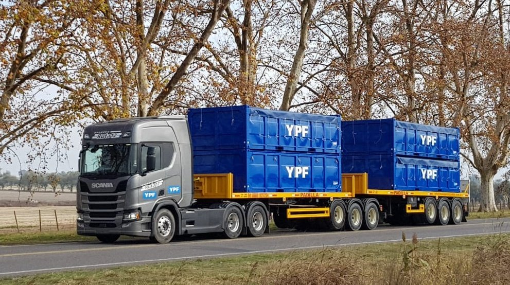 campraguille's tweet image. Prueba técnica para YPF de un bitrén con contenedores half size vacíos desde Ibicuy (Entre Ríos) hasta Añelo (Neuquén).
Hermoso bicho, no?