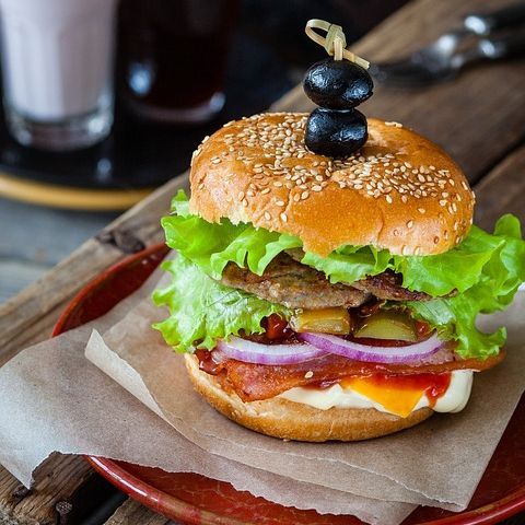alamedanatural's tweet photo. Happy #NationalHamburgerDay from Alameda Marketplace where you can pick up all the fixins for your perfect burger. Grab your ground beef or turkey from @baronsmeats and then shop ANG for buns, condiments and and fresh produce to top with. Delish! https://t.co/UHmExDoo9V