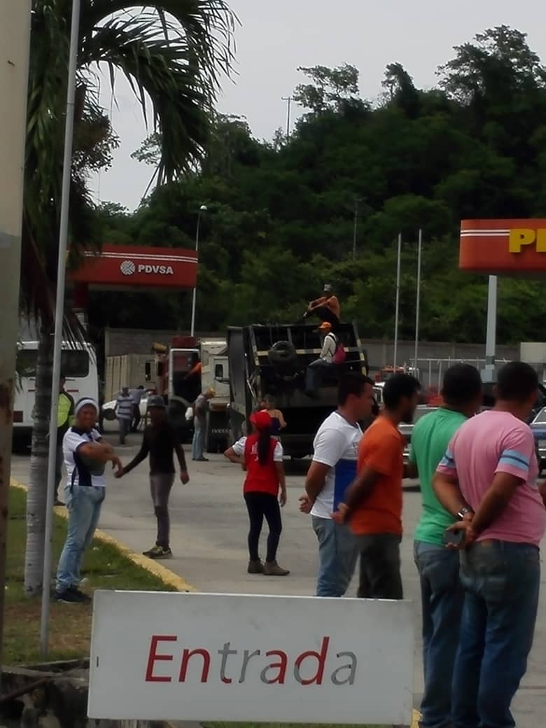 InttValera's tweet photo. @InttValera ,activos en Estaciones de Servicio y Operativo en la Casa Hugo Chavez del PSUV en Valera, atendiendo a nuestro pueblo @INTToficial @JCarDuque @TransporteGobVe https://t.co/epm2jzPTrJ