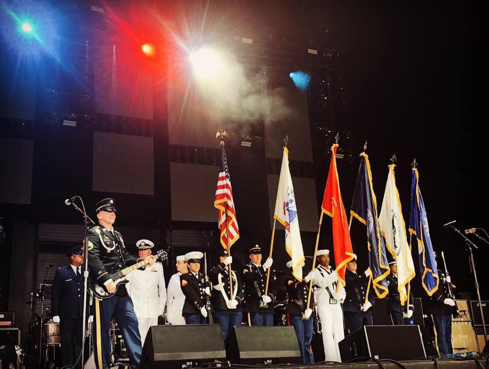 TheArmyGuyDFW's tweet photo. Representing the @dallas_bn @usarec @USAREC_CG @ArmyMtp @FTWRecruitingCO  on the way to play the National Anthem for BFD 2019 https://t.co/Upg7YfVLT1