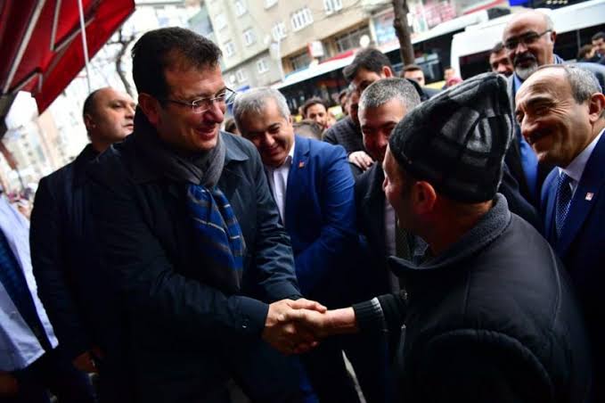 A haber : Ekrem İmamoğlu vatandaşa tepeden baktı.

#UkalaEkrem #HerŞeyÇokGüzelOlacak