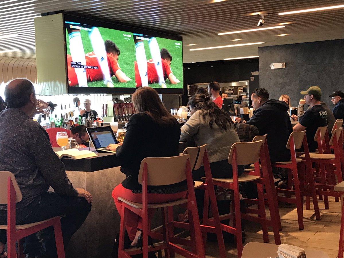 GlennCrooks's tweet photo. Restaurant/bar at Denver airport showing #PORvARG from #U20WorldCup - impressive https://t.co/p3Jk5HbXyw