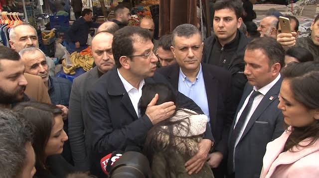 A haber : Ekrem İmamoğlu ağlayan genç kızımıza el ense çekti.

#UkalaEkrem #HerŞeyÇokGüzelOlacak