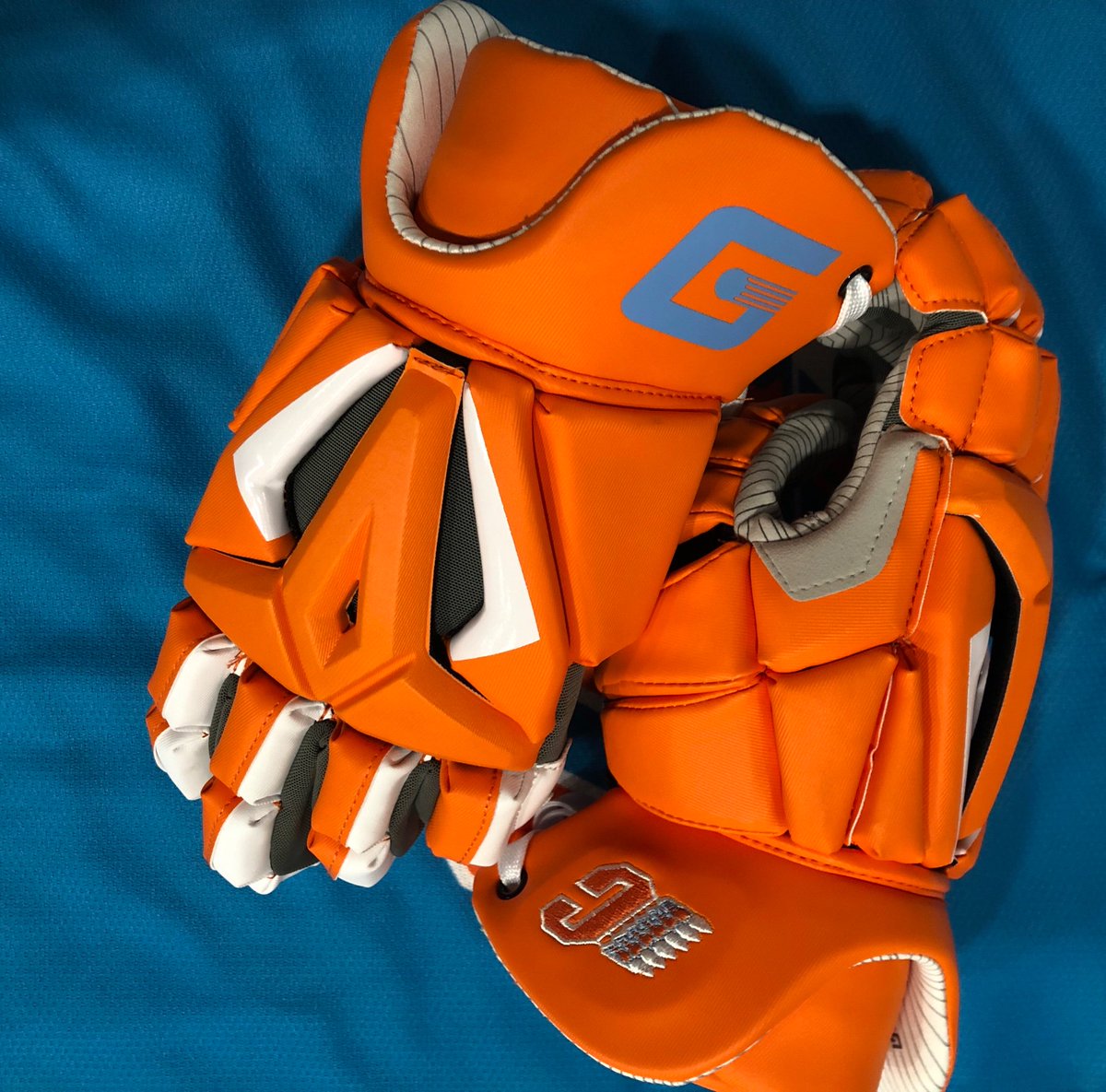 Custom Gait gloves for the <a href="/SN_Chiefs/">Six Nations Chiefs</a> 🔥#HeatUp