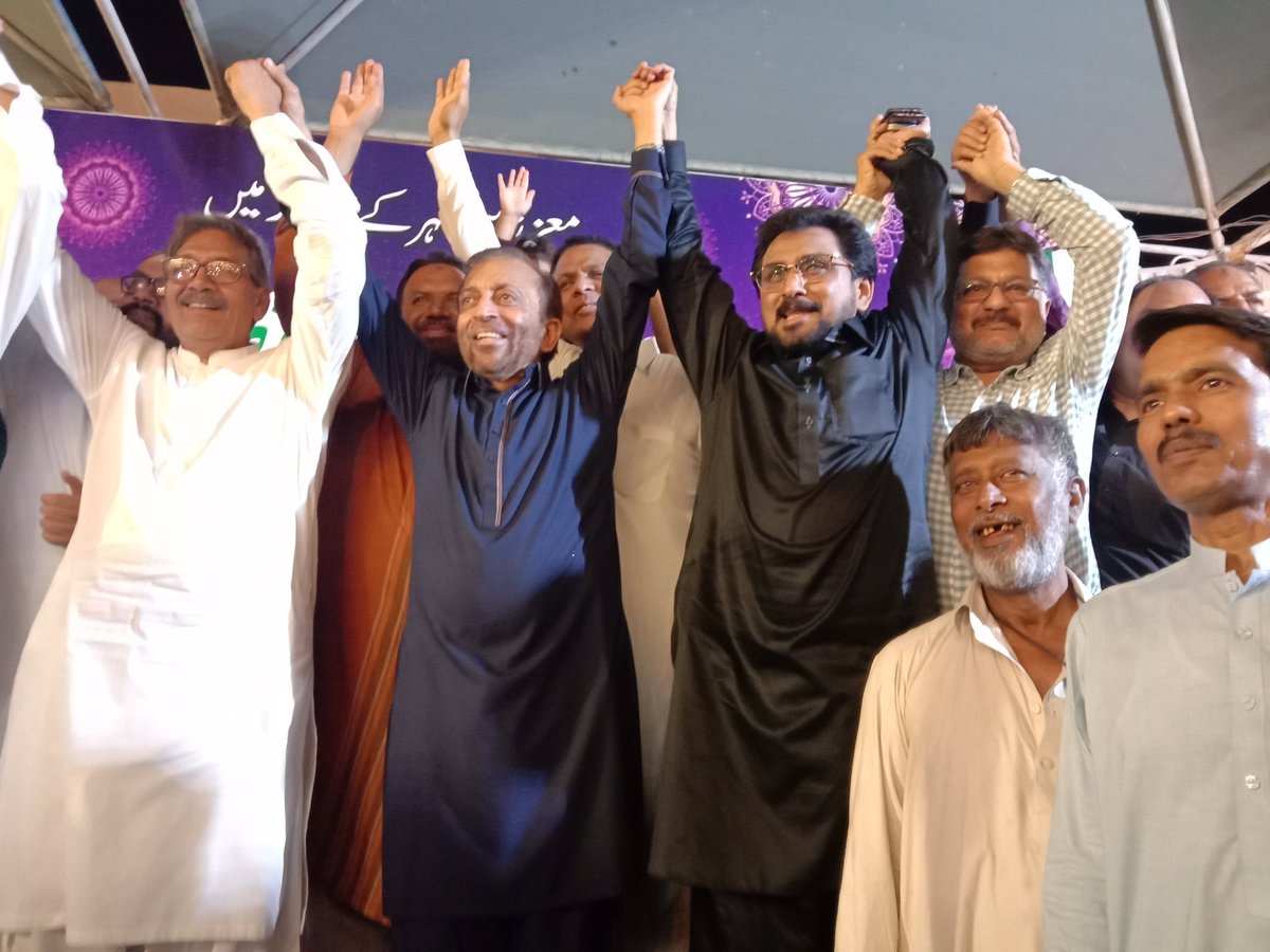 FarhanAhm79's tweet photo. کامیاب پروگرام پر ڈاکٹر فاروق ستار بھائی کی حیدرآباد کے ساتھیوں کو شاباش ۔جاری رہیگی جاری رہیگی نظریہ کی جددوجہد جارہیگی
@DFSMQM @SyedWaseemMNA @FarazWahab1 @EngrKashifK @SSP_90 https://t.co/rNfRk3SlFx