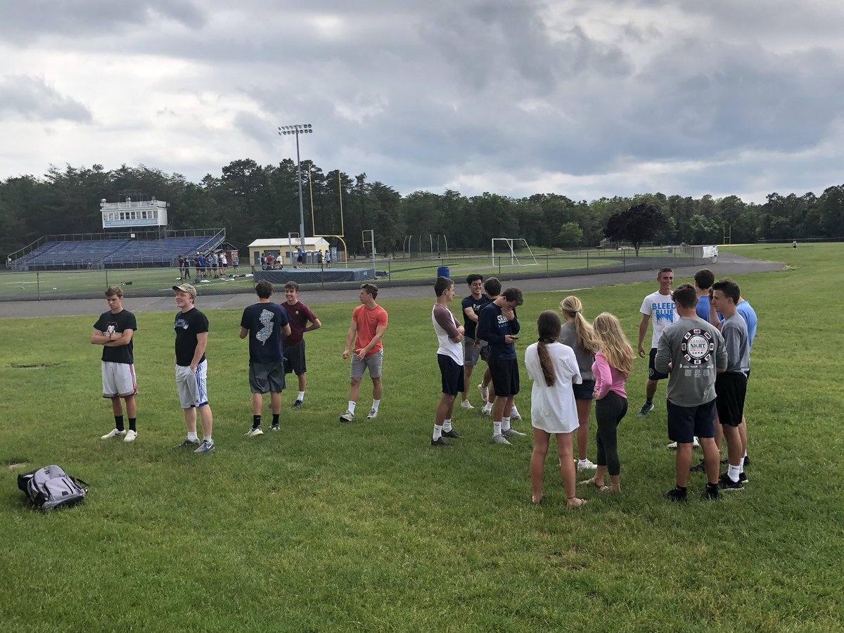 Juniors vs Seniors😈
Who will be this years Powder Puff Champions? Come tomorrow night at 6 to find out! And enjoy some entertainment from our cheerleaders...