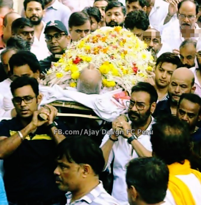 ajaydevgn_peru's tweet photo. Pics 1: Pics of #AjayDevgn sir paying tribute to father and director #VeeruDevgan demise 😔🙏💙💖 #RIPVeeruDevgan https://t.co/LLWCPIfqjm