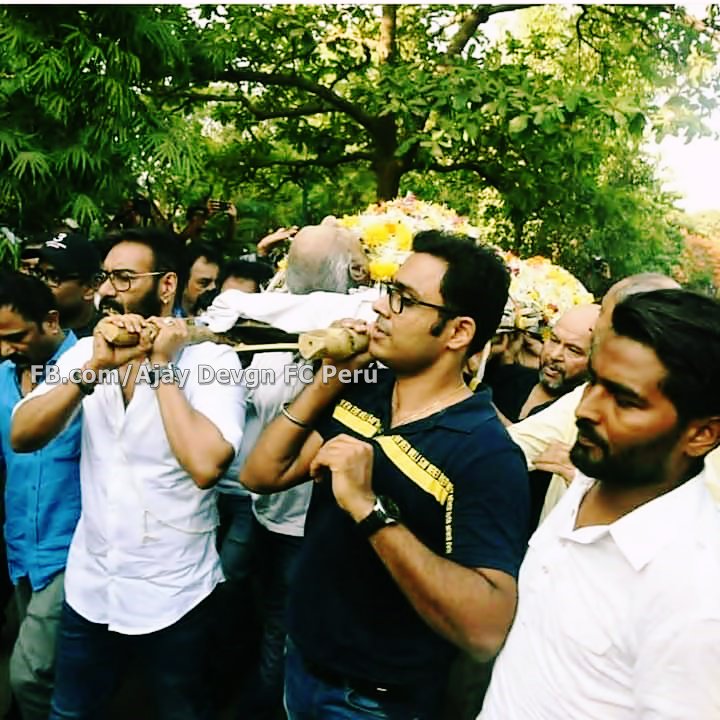 ajaydevgn_peru's tweet photo. Pics 2: Pics of #AjayDevgn sir paying tribute to father and director #VeeruDevgan demise 😔🙏💙💖 #RIPVeeruDevgan https://t.co/P4Zf18S2Yi