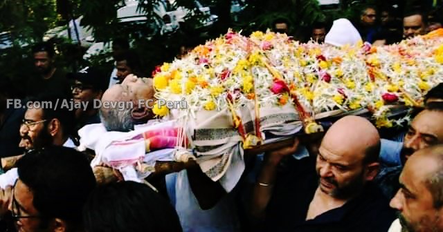 ajaydevgn_peru's tweet photo. Pics 2: Pics of #AjayDevgn sir paying tribute to father and director #VeeruDevgan demise 😔🙏💙💖 #RIPVeeruDevgan https://t.co/P4Zf18S2Yi