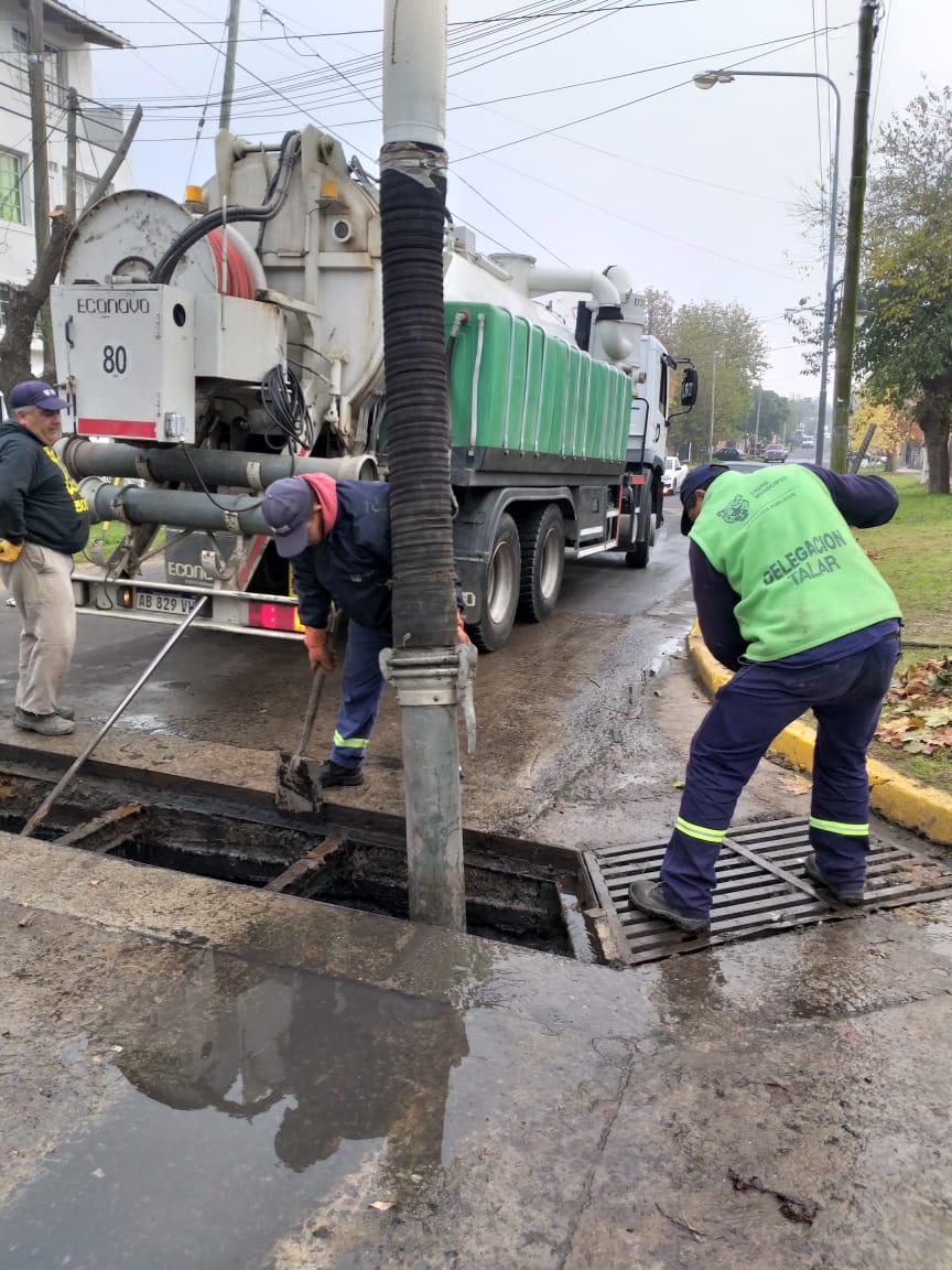 QueLindaMiCiuda's tweet photo. #HOY | Con el camión #desobstructor realizamos la Limpieza de sumideros y desagues pluviales con el objetivo optimizar el funcionamiento adecuado. 

#HOY | En la calle Chile esquina Defensa 

#TalarSur

#ElFuturoEstáEnTodos https://t.co/Emo46JAYA7