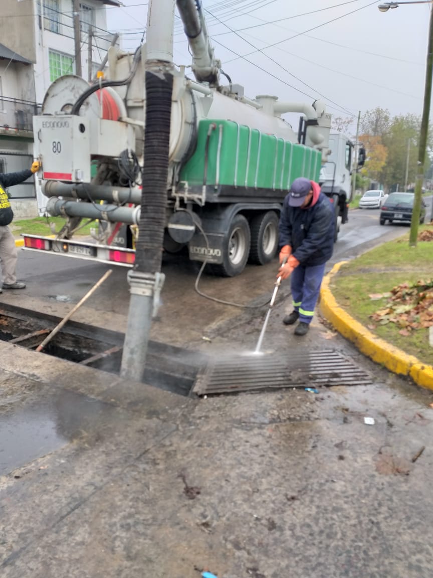 QueLindaMiCiuda's tweet photo. #HOY | Con el camión #desobstructor realizamos la Limpieza de sumideros y desagues pluviales con el objetivo optimizar el funcionamiento adecuado. 

#HOY | En la calle Chile esquina Defensa 

#TalarSur

#ElFuturoEstáEnTodos https://t.co/Emo46JAYA7
