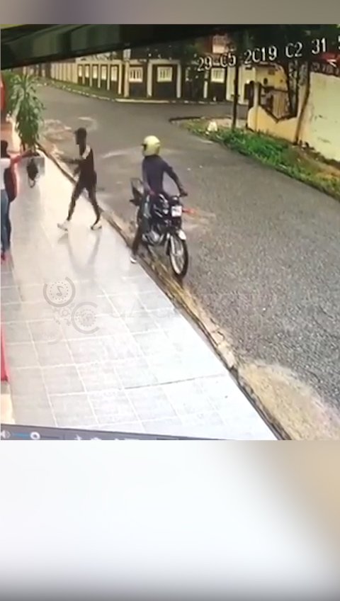 cachicha's tweet image. Momento En Que Dos Mujeres Son Atracadas Enviado Por Usuario De #Cachicha dlvr.it/R5blyQ