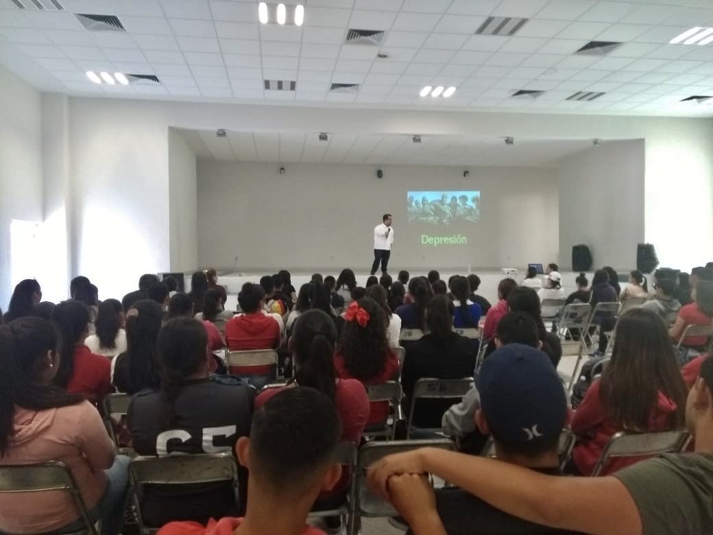 gentepeque's tweet photo. Muchas gracias a la Preparatoria Regional de Zapotiltic de la Universidad de Guadalajara, por habernos invitado a hablar del tema de #TallaBaja con los alumnos de todo el plantel y poder sembrar una semilla en cada uno de ellos. Fue un gran honor. #GentePequeña #Inclusion https://t.co/eHKRcbRcfV