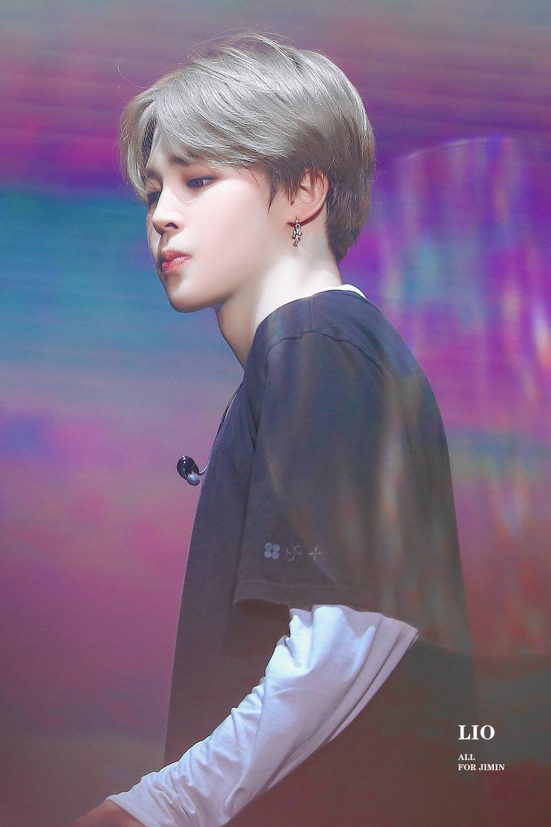 Lucy シャープな顎とがっしりした首のラインが男を感じさせる左のジミン ぽってりした唇と頬の辺りにまだ子供っぽさが残る右のジミン その時々で違う顔を魅せるウリジミナ この相反する魅力が堪らない 朝から ジミン大好き が溢れ出して困ってい