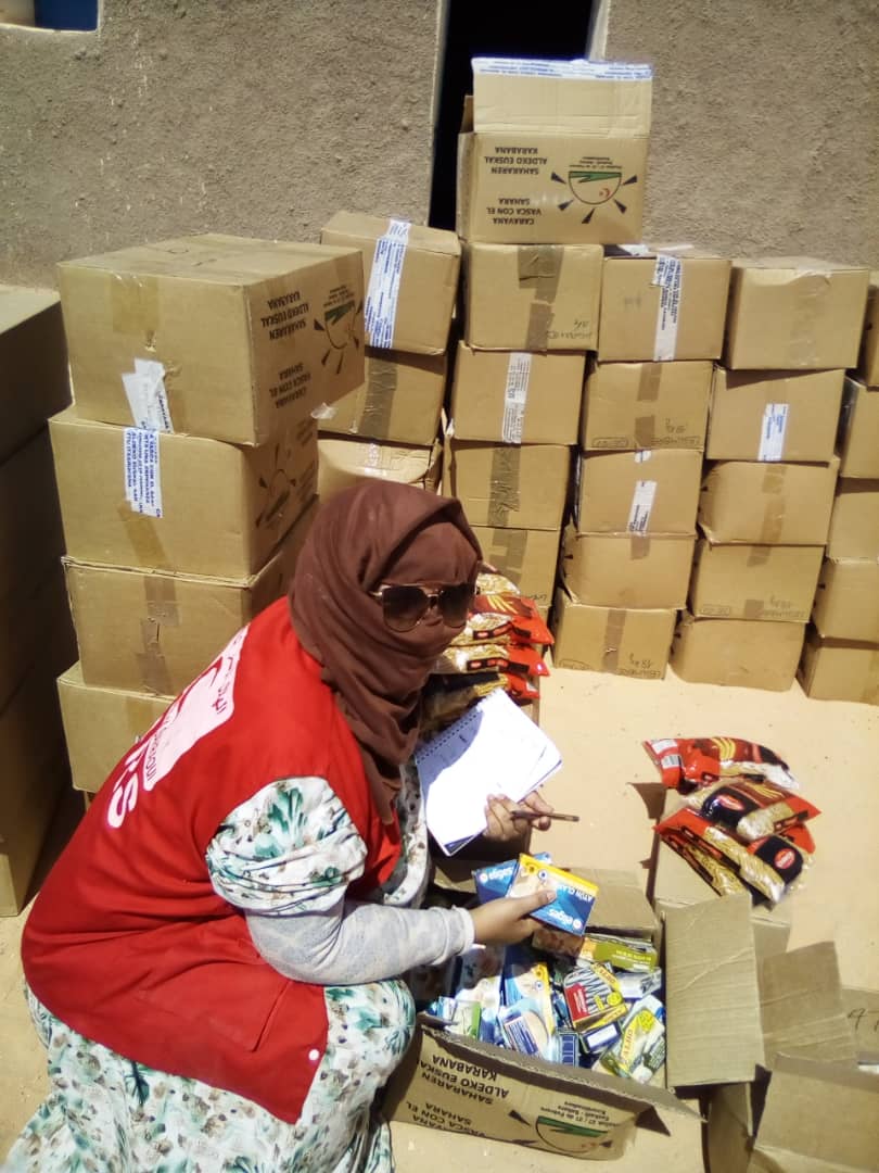 MLRSaharaui's tweet photo. Hoy durante la distribución de la Caravana en la Wilaya de Esmara,gracias a todos los voluntarios y voluntarias de la Media Luna Roja Saharaui de la Wilaya de Esmara. https://t.co/0LE80Xa35y