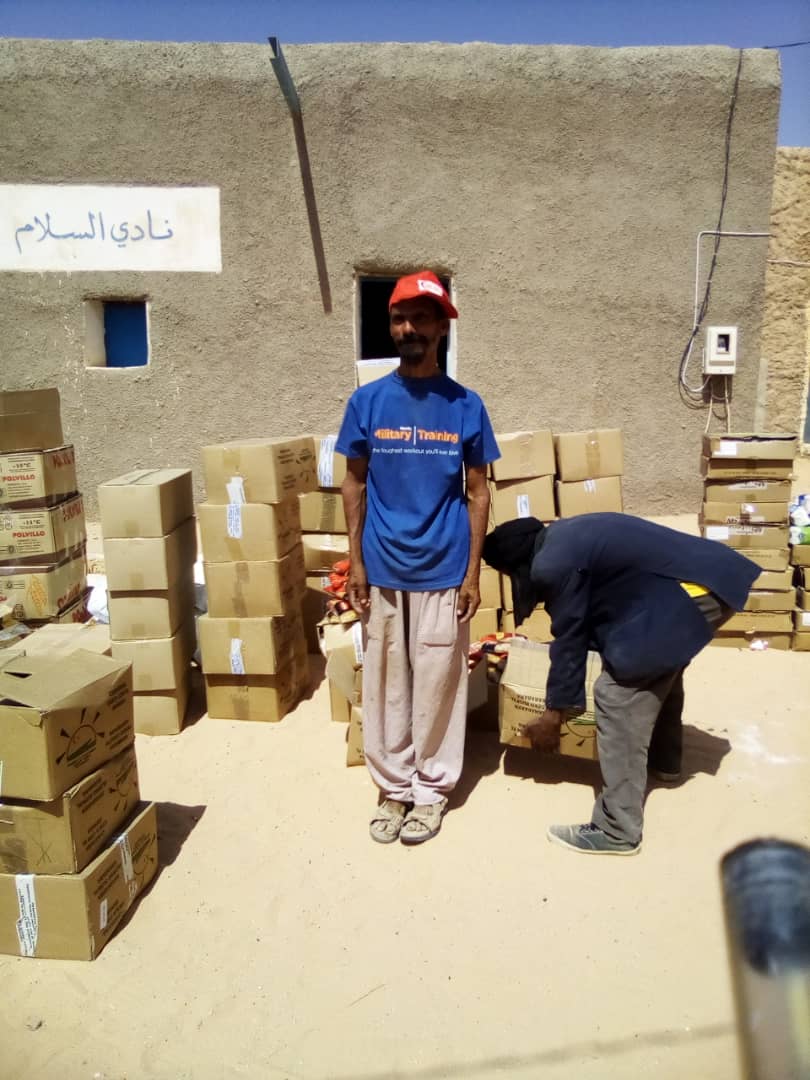 MLRSaharaui's tweet photo. Hoy durante la distribución de la Caravana en la Wilaya de Esmara,gracias a todos los voluntarios y voluntarias de la Media Luna Roja Saharaui de la Wilaya de Esmara. https://t.co/0LE80Xa35y