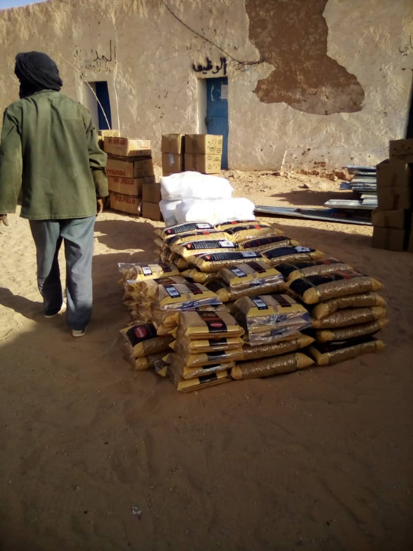 MLRSaharaui's tweet photo. Hoy durante la distribución de la Caravana en la Wilaya de Esmara,gracias a todos los voluntarios y voluntarias de la Media Luna Roja Saharaui de la Wilaya de Esmara. https://t.co/0LE80Xa35y