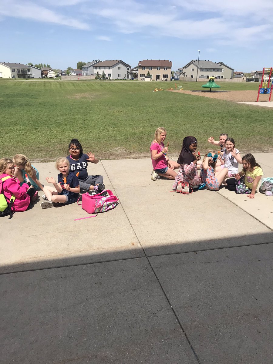 MrsStich2ndSGR's tweet photo. We had so much fun with our kindergarten buddies today! #popsicles #recesstogether @sgrspuds @MoorheadSchools https://t.co/sGQYWavExP