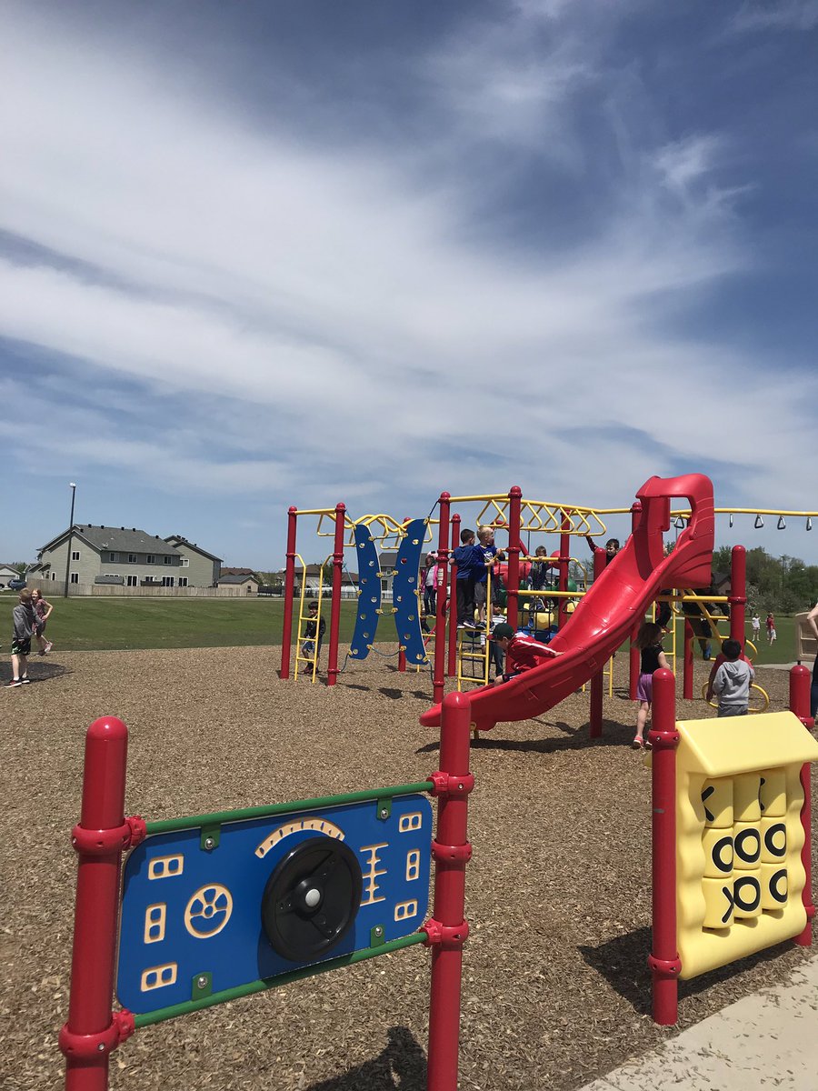MrsStich2ndSGR's tweet photo. We had so much fun with our kindergarten buddies today! #popsicles #recesstogether @sgrspuds @MoorheadSchools https://t.co/sGQYWavExP