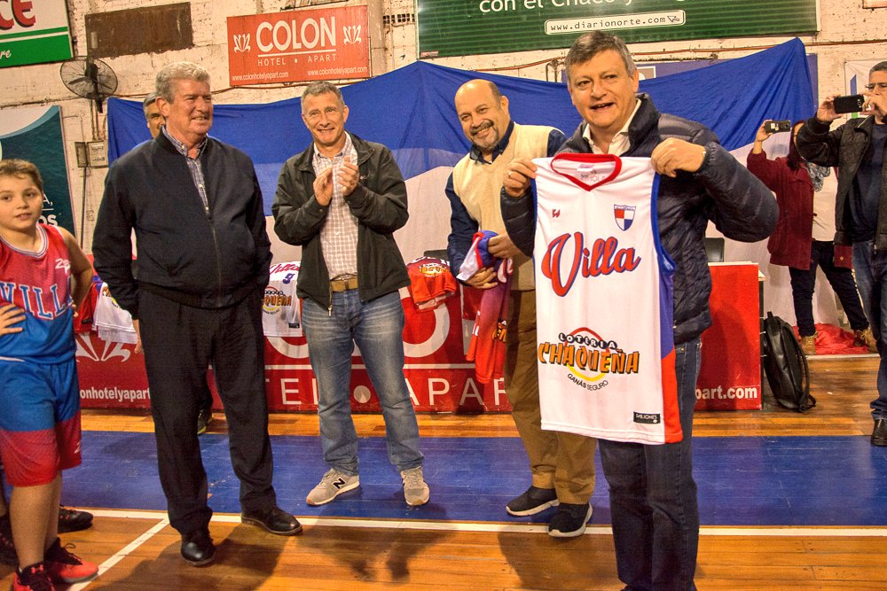 Visité el Club Villa San Martín donde junto a <a href="/LoteriaChaquena/">Lotería Chaqueña</a> hicimos entrega de 100 camisetas personalizadas para los chicos que competirán en las ligas menores. 
¡Éxitos a los pequeños jugadores! 🏀👏
#DeporteChaco