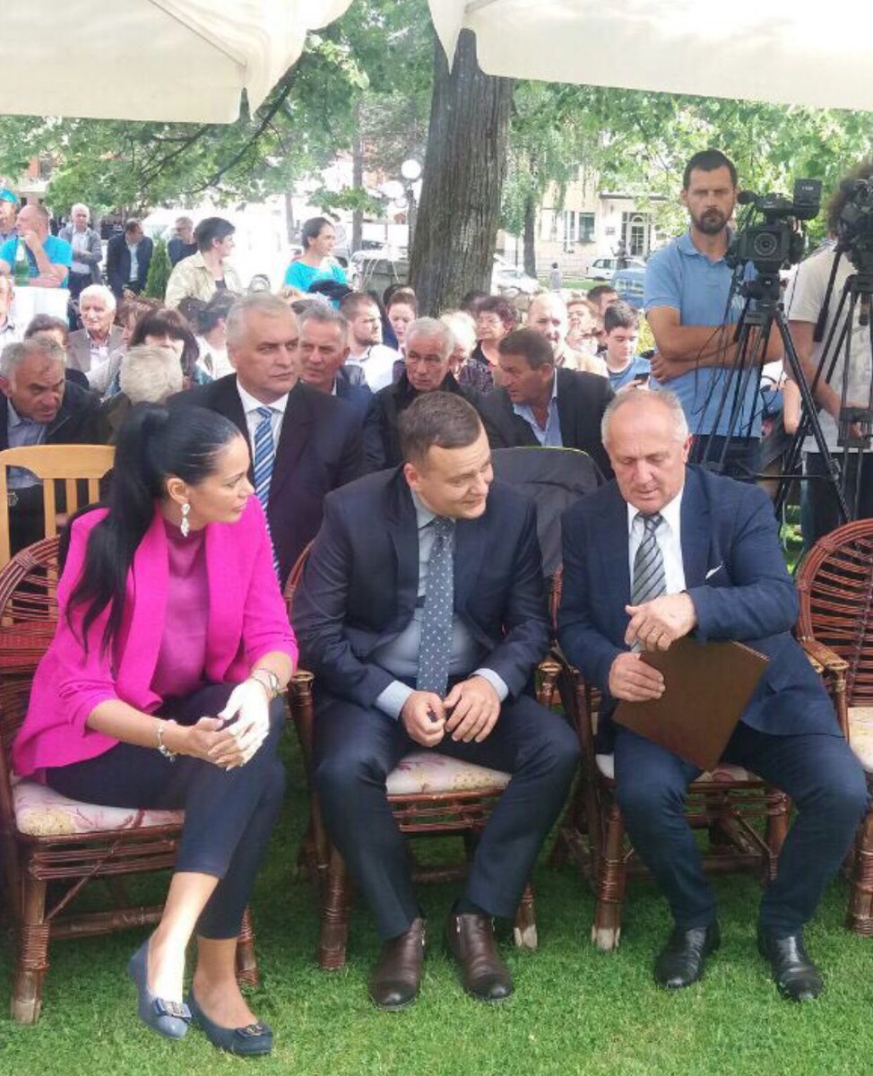 NatasaPrisic's tweet photo. Sa divnim prijateljima i saradnicima,načelnikom Zlatiborskog okruga Bobanom Perišićem i predsednikom Opštine Arilje Milošem Nedeljkovićem.
#ZlatiborskiOkrug https://t.co/yns9zwvJnr