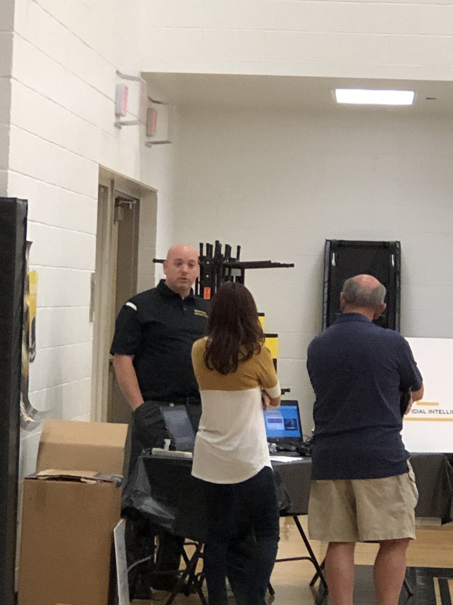 kelliheberle's tweet photo. Family Tech Night at the elementary with the @montrepeneurs. Thank you to all the vendors for attending. #MontourProud @MontourSD https://t.co/4Ko6PNovv1