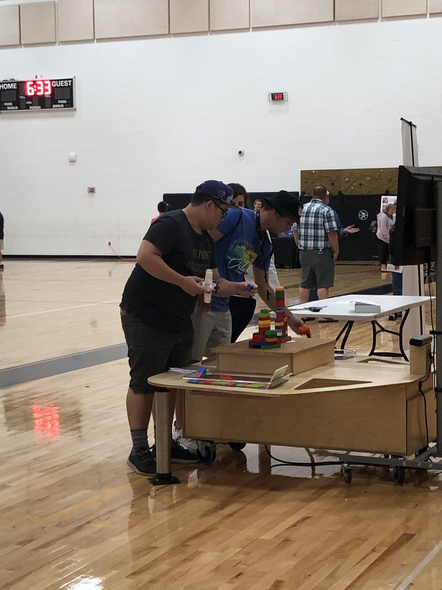 kelliheberle's tweet photo. Family Tech Night at the elementary with the @montrepeneurs. Thank you to all the vendors for attending. #MontourProud @MontourSD https://t.co/4Ko6PNovv1