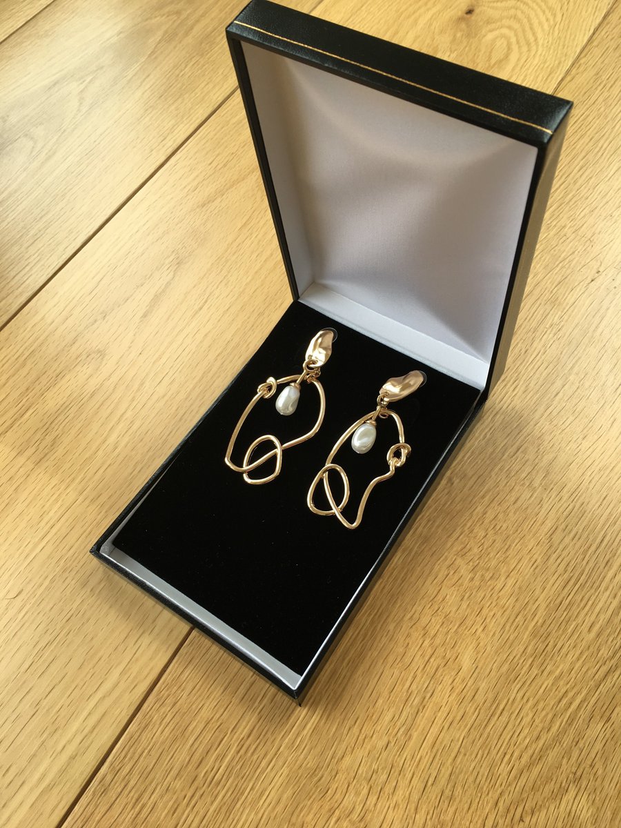 Sell4Profit's tweet photo. 18K Gold Plated Dangle Drop Pearl Earrings Art Deco Unique Anniversary Gift #jewellery #style
£3.95
➤ https://t.co/kgfmqdyysY https://t.co/0XVMkAwJwb