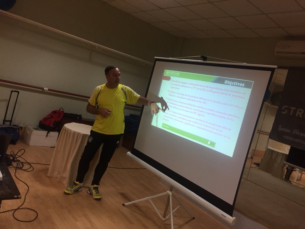 ciiehenderson's tweet photo. “Las prácticas atléticas en la escuela” Capacitador Adrian Crespo @BaheDfc @VicZorraquin https://t.co/ENogsEDmtv
