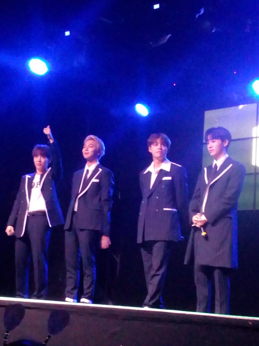 growpjm's tweet photo. Ok, sei que a turnê acabou no domingo e estou muito atrasada na tag mas eu só queria compartilhar essas fotinhas que tirei no show. Os meninos são tão lindinhos e talentosos. Dê uma chance pro comeback deles:
https://t.co/0srtBS23Kc
#MASCinBrazil #MASCHERA https://t.co/oJM9h9ivO6