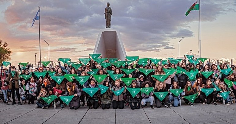 #Panuelazo en #PuertoMadryn apoyando la presentación del Proyecto de #IVE 
#SeraLey #AbortoLegalYA 💚

Foto de Tosca Gráfica