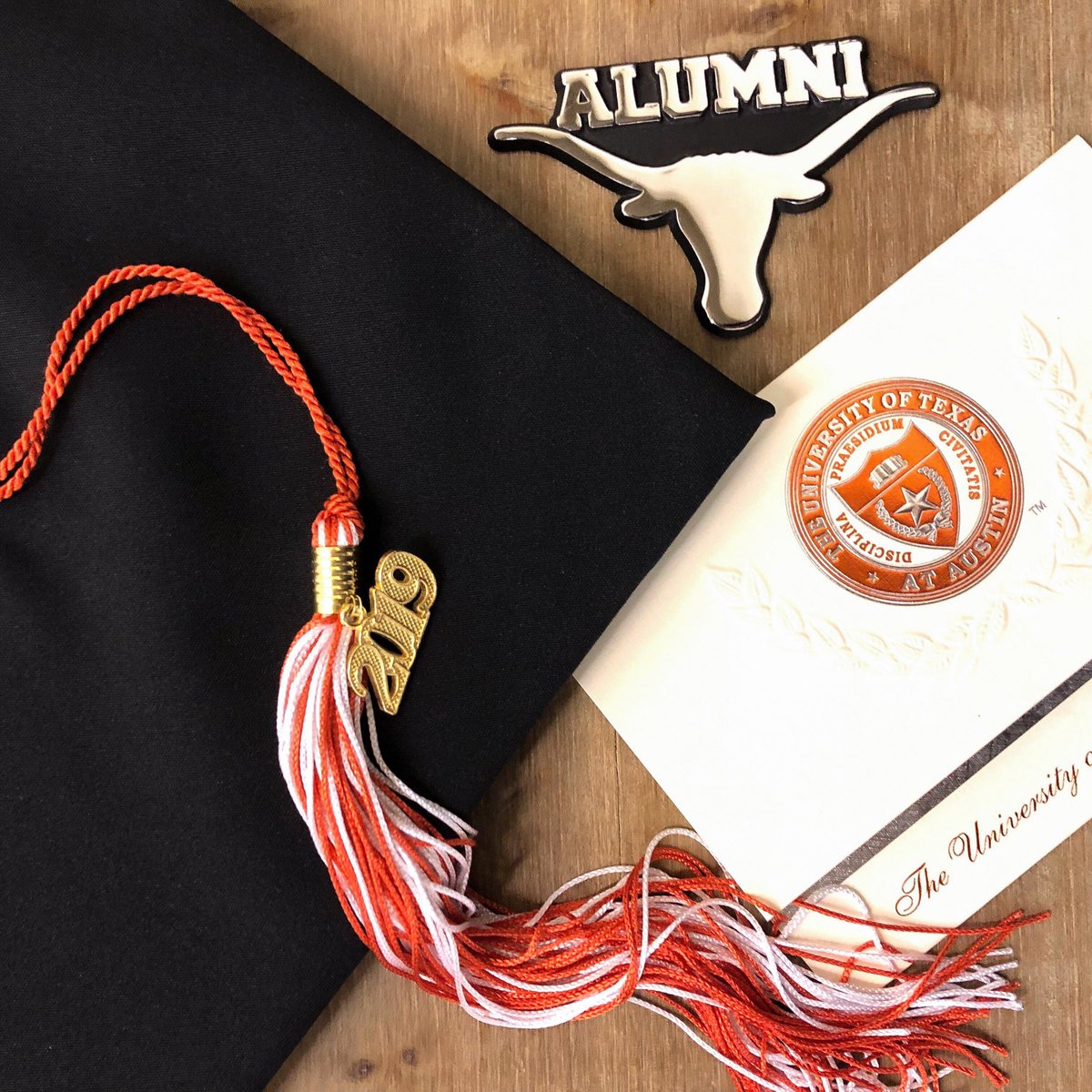 universitycoop's tweet image. Congrats, #UT19! Friendly reminder: it's not too late to send out announcements about your accomplishment! On average students earn $20 per announcement they send out. 🤑
👉 bit.ly/1905announceme… 
#UTGrad19 #LonghornGrad #WhatStartsHere