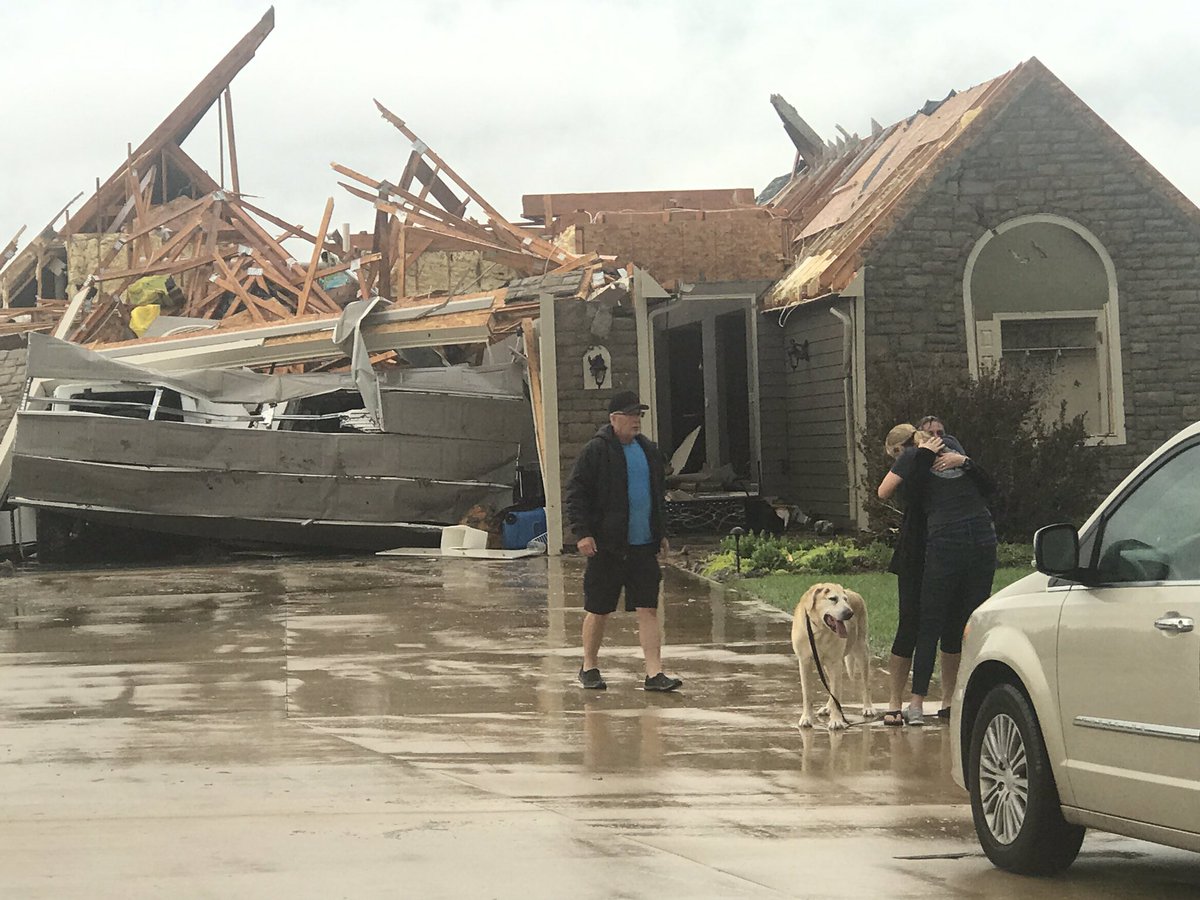 LNLShawn's tweet photo. More damage south of Lawrence. #kswx https://t.co/KvrIsjduoF