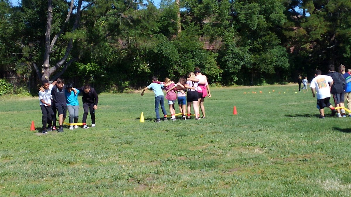 MsKoontzMDUSD's tweet image. Field Day isn’t complete unless you engage in a water balloon fight with the kids 💜💦 and lets not forget all the smiles and 3 legged hugs 🐊☀️ #HappyGators #HappyAdmin