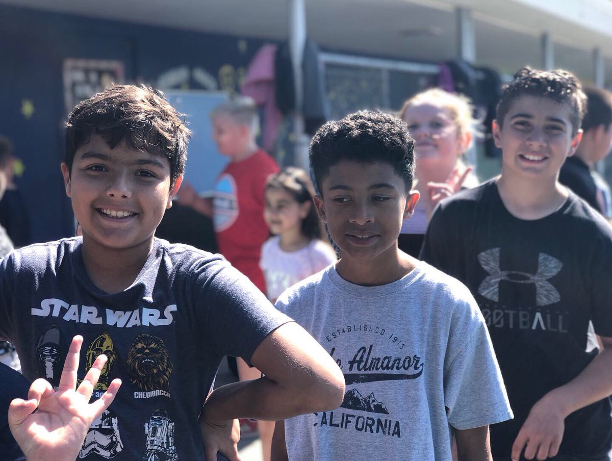 MsKoontzMDUSD's tweet image. Field Day isn’t complete unless you engage in a water balloon fight with the kids 💜💦 and lets not forget all the smiles and 3 legged hugs 🐊☀️ #HappyGators #HappyAdmin