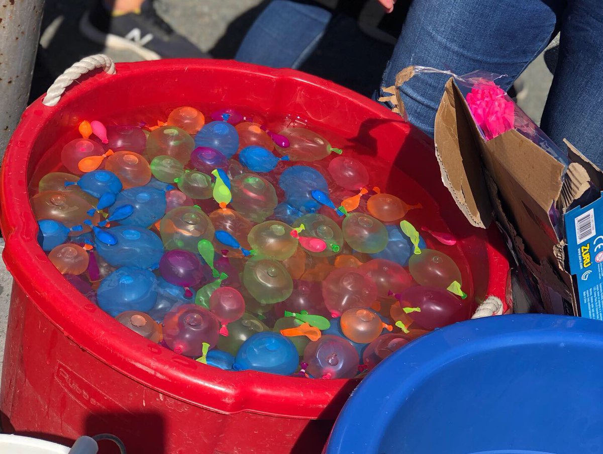 MsKoontzMDUSD's tweet image. Field Day isn’t complete unless you engage in a water balloon fight with the kids 💜💦 and lets not forget all the smiles and 3 legged hugs 🐊☀️ #HappyGators #HappyAdmin