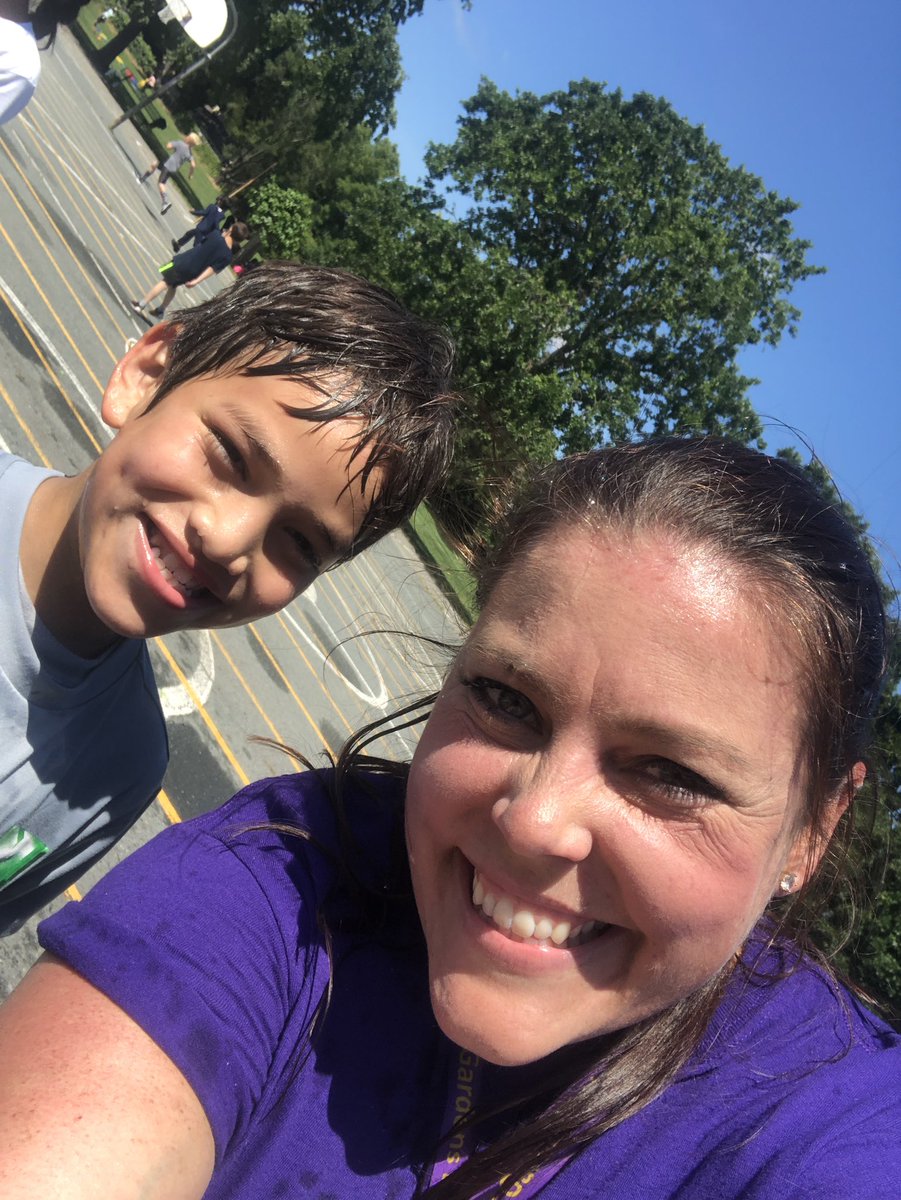 MsKoontzMDUSD's tweet image. Field Day isn’t complete unless you engage in a water balloon fight with the kids 💜💦 and lets not forget all the smiles and 3 legged hugs 🐊☀️ #HappyGators #HappyAdmin